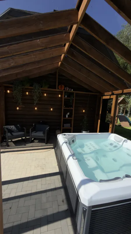 Džakuzi oranžērijā dienas gaismā