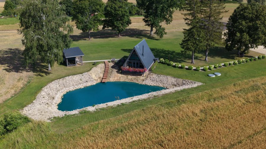 A-Frame namiņš «Teiči» ar dīķi lauku ainavā